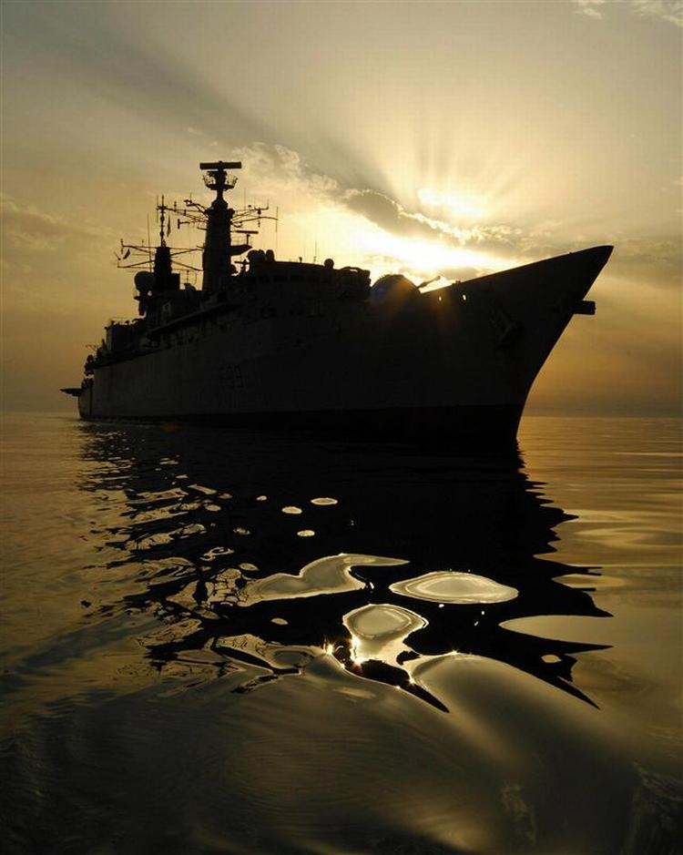 De tilbageholdte britiske soldater var på patrulje fra en fregat, som denne. Ifølge APs oplysninger er der blandt soldaterne mindst en kvinde (arkivfoto). 