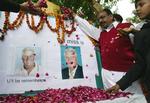 Pakistanske cricketfans kaster rosenblade ved fotos af den afdøde landstræner Bob Woolmer. Woolmer var 58 år gammel og bosat i Sydafrika. 