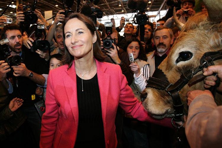 Den franske præsidentkandidat, Segolene Royal, siger, at franskmændene skal have det franske flag derhjemme og huske at vifte med det på nationale helligdage. 