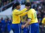Ronaldinho og Kaká omfavner hinanden efter en scoring i dagens træningskamp i Göteborg mod Chile. 