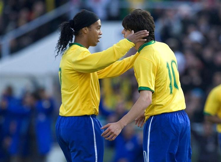 Ronaldinho og Kaká omfavner hinanden efter en scoring i dagens træningskamp i Göteborg mod Chile. 