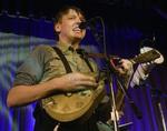 Win Butler har tabt stemmen fuldstændig, og bandet aflyser ni koncerter. 