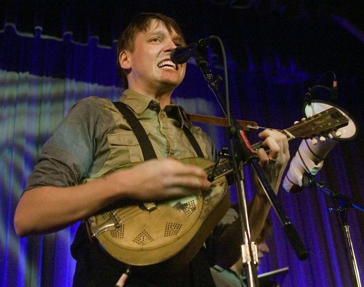 Win Butler har tabt stemmen fuldstændig, og bandet aflyser ni koncerter. 