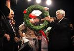 Mikkel Kessler får sin velfortjente sejrskrans. 