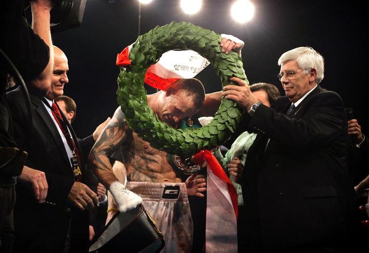 Mikkel Kessler får sin velfortjente sejrskrans. 