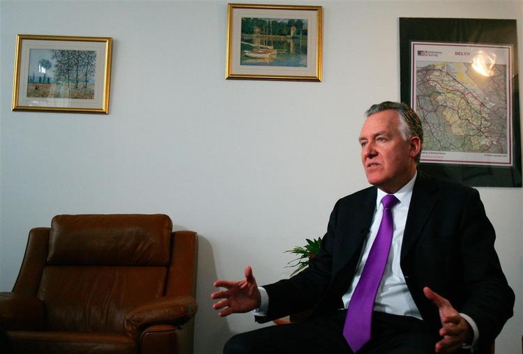 Storbritanniens minister for Nordirland Peter Hain vil give parterne seks uger til at få en samlingsregering på plads (arkivfoto). 
