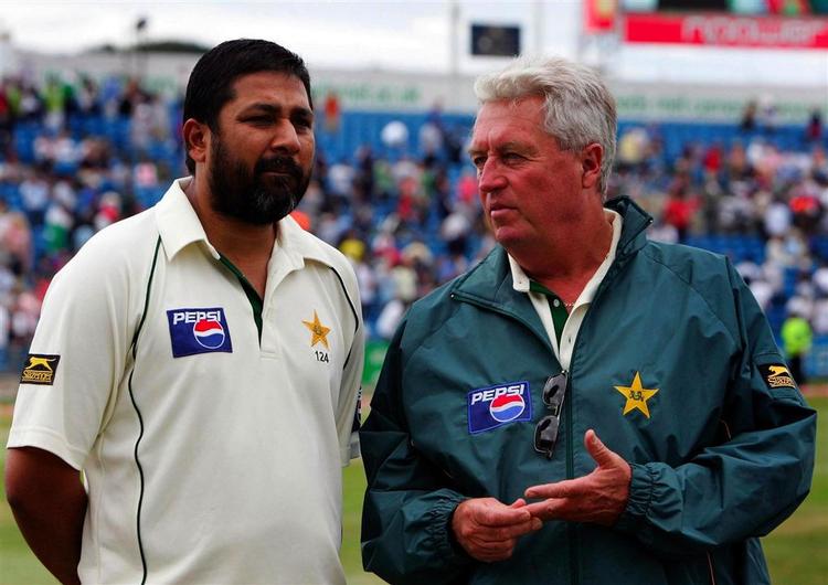 Holdkaptajn Inzamam-ul-Haq (tv)står ved siden af landstræner Bob Woolmer efter en cricketkamp den 8. august 2006. 