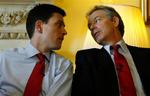 Nuværende premierminister og labourleder Tony Blair (til højre) taler med miljøminister David Miliband, som i Labour-kredse ses som en mulig efterfølger på formandsposten (arkivfoto). 