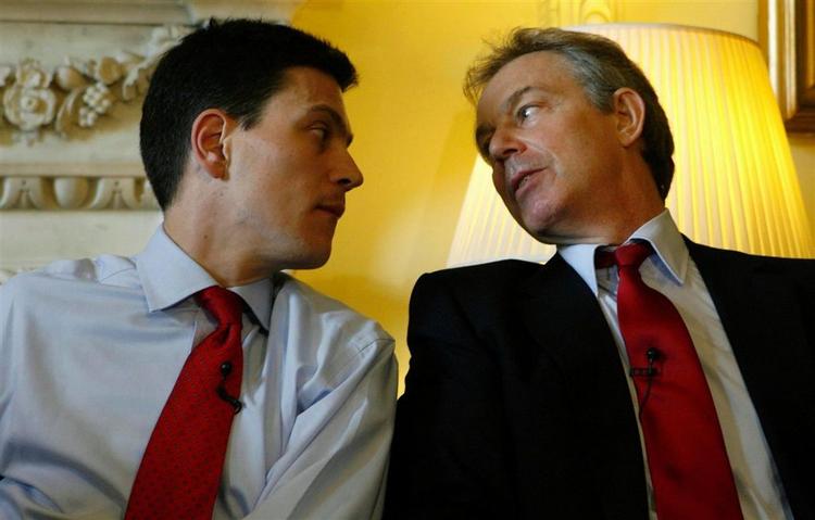 Nuværende premierminister og labourleder Tony Blair (til højre) taler med miljøminister David Miliband, som i Labour-kredse ses som en mulig efterfølger på formandsposten (arkivfoto). 