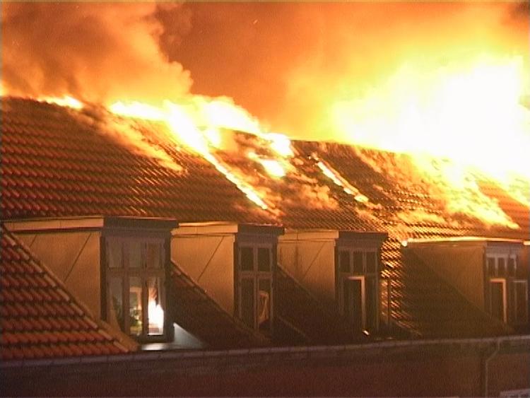 Ilden har godt fat i ejendommen på Andreas Bjørns Gade nær Bodenhoffs Plads på Christianshavn. 