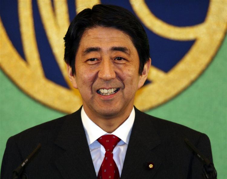 Den japanske ministerpræsident, Shinzo Abe, undskylder nu for landets tvangsansættelser af sexslaver under krigen. 