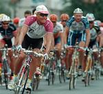 Bjarne Riis bliver beskyldt for at være dopet under Tour De France i 1996. Her ses han under touren i 1999. 
