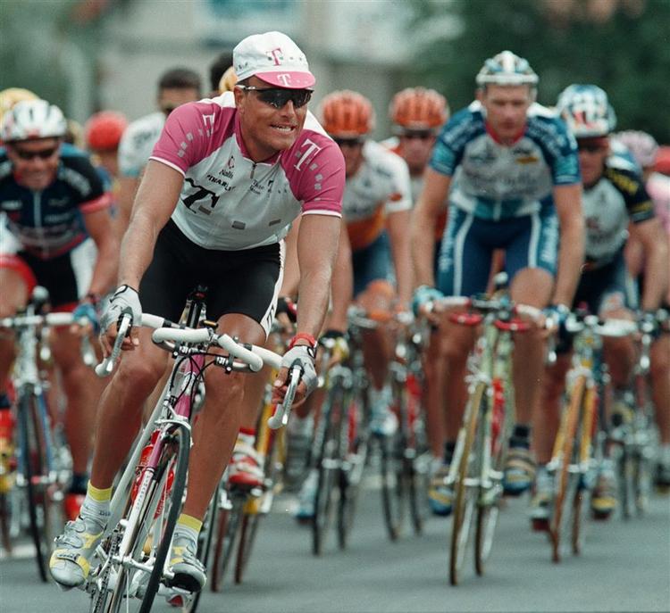 Bjarne Riis bliver beskyldt for at være dopet under Tour De France i 1996. Her ses han under touren i 1999. 