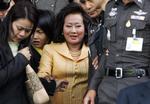 Den afsatte regeringschef Thaksin Shinawatras hustru Pojaman, da hun forlod retsbygningen i Bangkok mandag. 