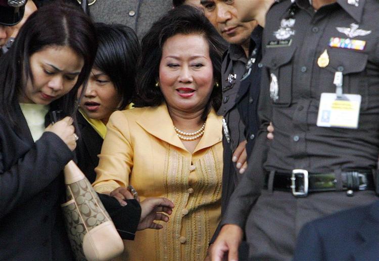 Den afsatte regeringschef Thaksin Shinawatras hustru Pojaman, da hun forlod retsbygningen i Bangkok mandag. 