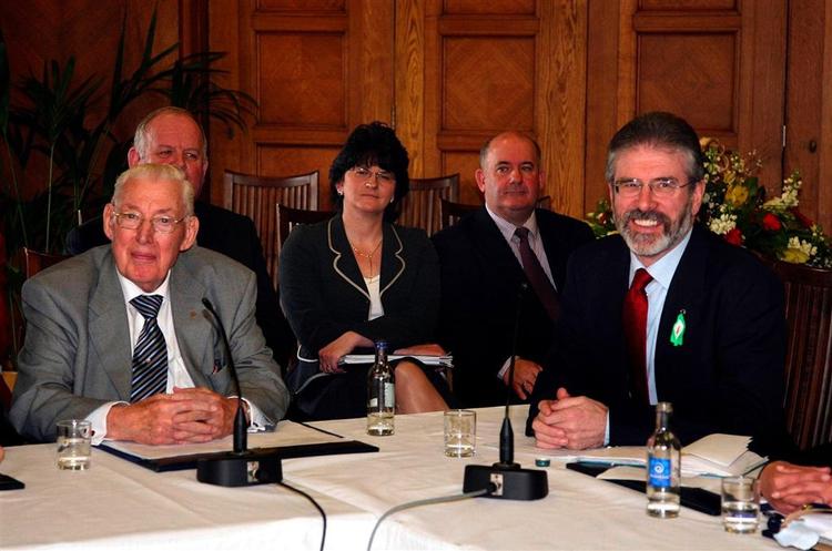 De to gamle ærkefjender, partileder Ian Paisley fra DUP (tv) og lederen af Sinn Fein. Gerry Adams, var for første gang ved samme bord, da den historiske aftale om en fælles regering i Nordirland blev indgået. 