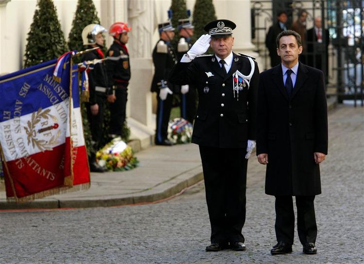 Indenrigsminister Nicolas Sarkozy under dagens ceremoni, hvor han trådte tilbage fra posten for at hellige sig valgkampen til præsidentembedet. 