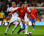 Christian Poulsen presser den første spanske målscorer Fernando Morientes under kampen i Madrid lørdag. 