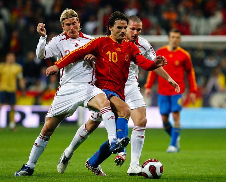 Christian Poulsen presser den første spanske målscorer Fernando Morientes under kampen i Madrid lørdag. 
