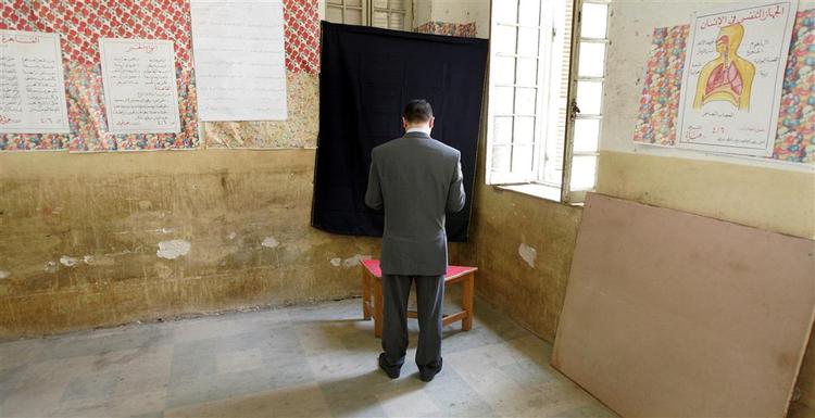 En egypter afgiver sin stemme i forbindelse med valghandlingen i går. 