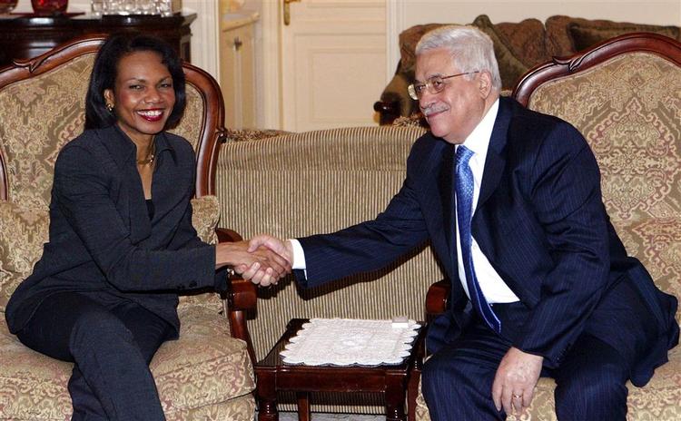Den amerikanske udenrigsminister Condoleeza Rice har forhandlet med Abbas (th) og Olmert de seneste tre dage. 
