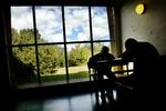 Fra i år skal eleverne i Folkeskolen hvert halve år have en skriftlige evaluering på baggrund af deres indsats i alle fag. Det er umuligt at nå, mener stadig flere folkeskolelærere. 