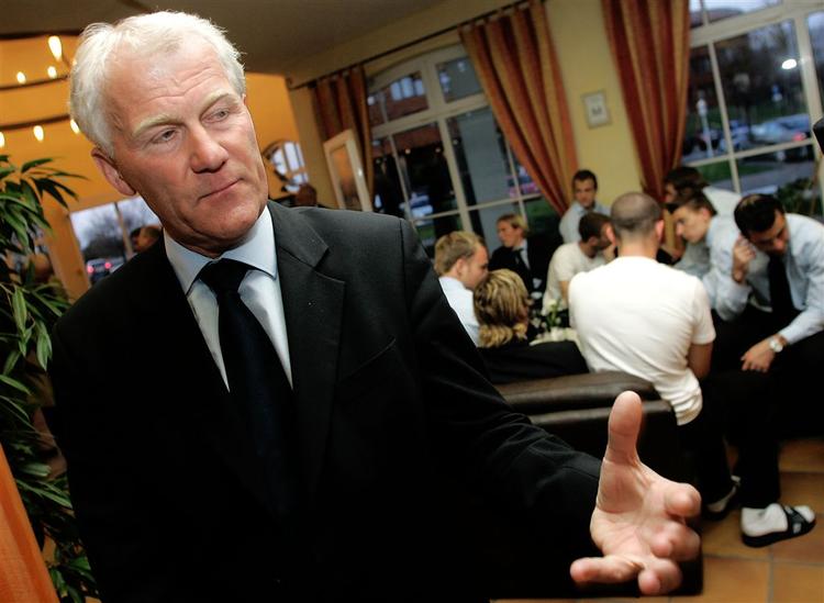 Landstræner Morten Olsen er gået til angreb på den tyske landstræner og det tyske forbund. 