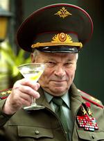 København er ikke Moskva er det flere steder, der skænker connaiseurvodka. Her er det opfinderen af verdens mest populære håndvåben, Mikhail Kalashnikov, der skåler i nationaldrikken for at fejre lanceringen af sit vodkamærke. 