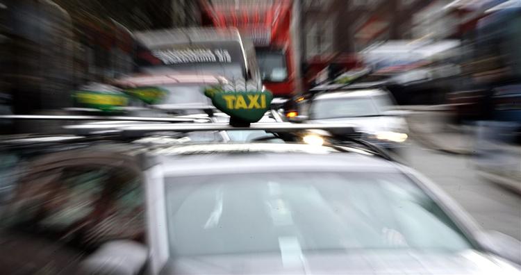 Startgerbyret bliver nu sat op til 40 kroner, hvis man prajer taxaen på gaden, og 50 kroner, hvis man bestiller den via en taxicentral. 