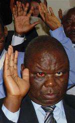 Oppositionslederen Morgan Tsvangirai har i sinde at boykotte valget om et år. Her viser han oppositionens 'åbne hånd hilsen' under dagens mindegudstjeneste i Harare. 