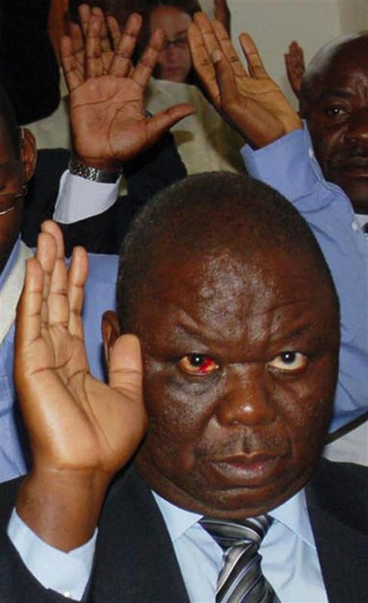 Oppositionslederen Morgan Tsvangirai har i sinde at boykotte valget om et år. Her viser han oppositionens 'åbne hånd hilsen' under dagens mindegudstjeneste i Harare. 