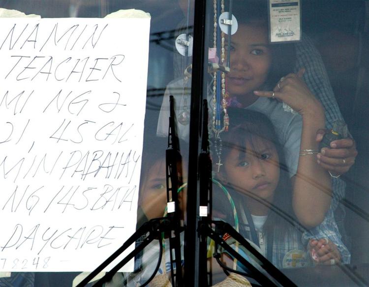 32 børn er taget som gidsler i en skolebus i Manila, Philippinernes hovedstad. 