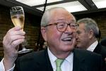 Le Pen med et glas champagne. 