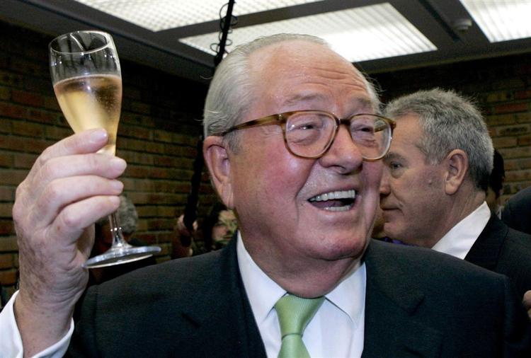 Le Pen med et glas champagne. 