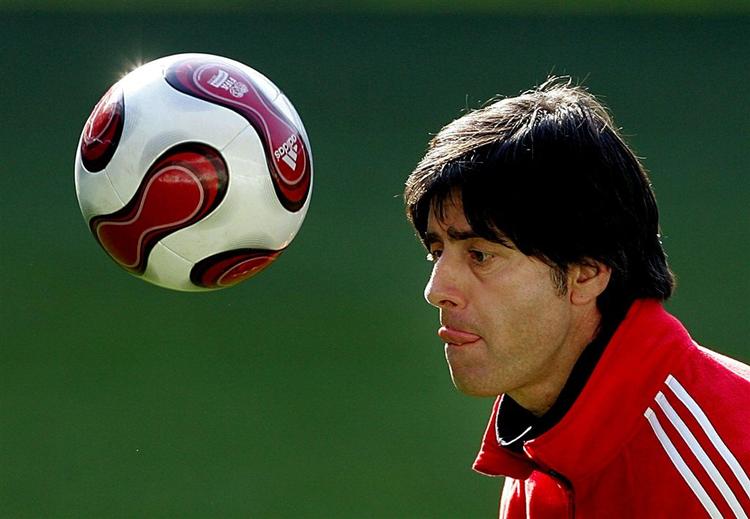 Joachim Löw har pådraget sig sin danske landstrænerkollegas vrede ved at spare hovedparten af de de bedste tyskere til aftenens landskamp i Duisburg. 