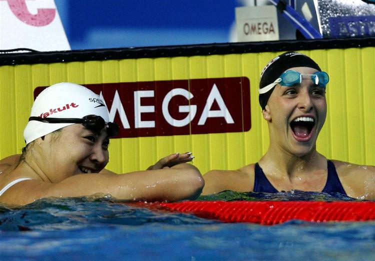 Den amerikanske svømmer med tysk mor og iransk far, Leila Vaziri (det er ikke overraskende hende til højre) satte verdensrekord i semifinalen i 50 meter rygcrawl. 