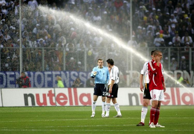 Underholdningen i de første 45 minutter stod de tyske arrangører for, da vandkanonerne på banen gik i gang. Foto: Roberto Pfeil/AP 