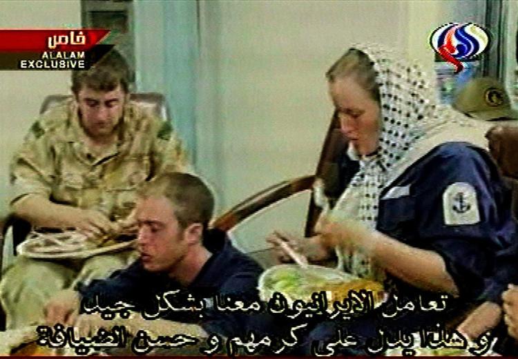 Iransk tv viste i går tv-billeder af de tilfangetagne briter. 
