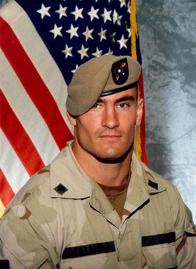 Pat Tillman  spillede for Arizona Cardinals og sagde nej til en guldrandet kontrakt for i stedet at drage i krig for sit land. 