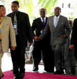 Robert Mugabe ankommer til dagens afrikanske topmøde i Tanzanias største by, Dar es Salaam. 
