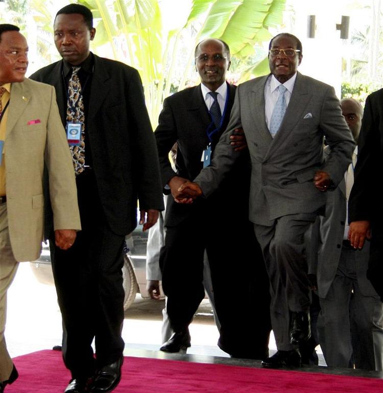 Robert Mugabe ankommer til dagens afrikanske topmøde i Tanzanias største by, Dar es Salaam. 