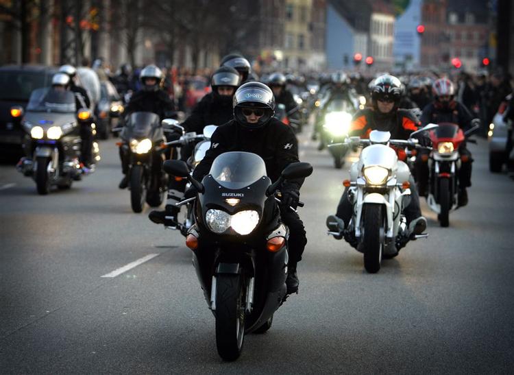 Flere motorcykler end tidligere år markerede åbningen af Bakken, nord for København. 