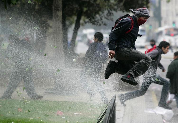 Politiet brugte vandkanoner mod de unge demonstranter. 