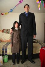 Bao Xishun er 236 cm høj og er netop blevet gift med Xia Shujian, der er 168 cm. Det er Bao Xishun til højre. 