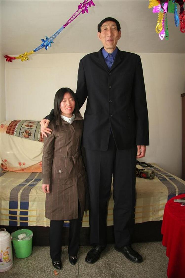 Bao Xishun er 236 cm høj og er netop blevet gift med Xia Shujian, der er 168 cm. Det er Bao Xishun til højre. 