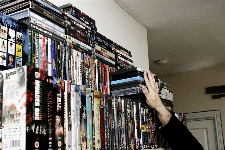 Ifølge Kultur- og Undervisningsministeriet må en lærer leje eller købe en film og tage vise den for sin klasse uden beregning. Nordisk Film fastholder, at de skal have penge for det. 