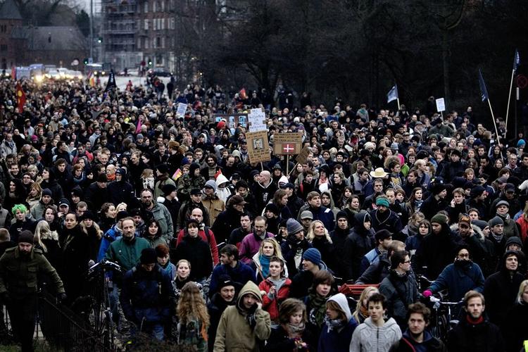 En tidligere demonstration i København til fordel for Ungdomshuset. Her på vej mod Nørrebro Park. 