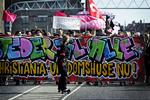Op mod 7.000 er på gaden for at demonstrere for flere fristeder i hovedstaden. 