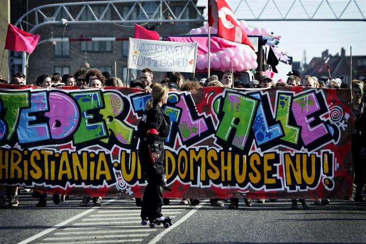 Op mod 7.000 er på gaden for at demonstrere for flere fristeder i hovedstaden. 