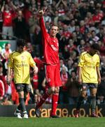 Peter Crouch fejrer en af sine tre scoringer i dagens 4-1 sejr over Arsenal. 